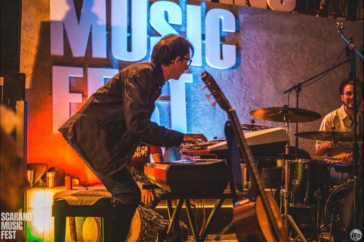 Pubblico tra i vicoli del centro storico di Saracena durante lo Scarano Music Fest